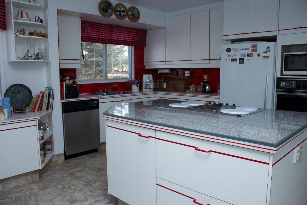 Cozy Nest Bed & Breakfast YYC Exteriör bild