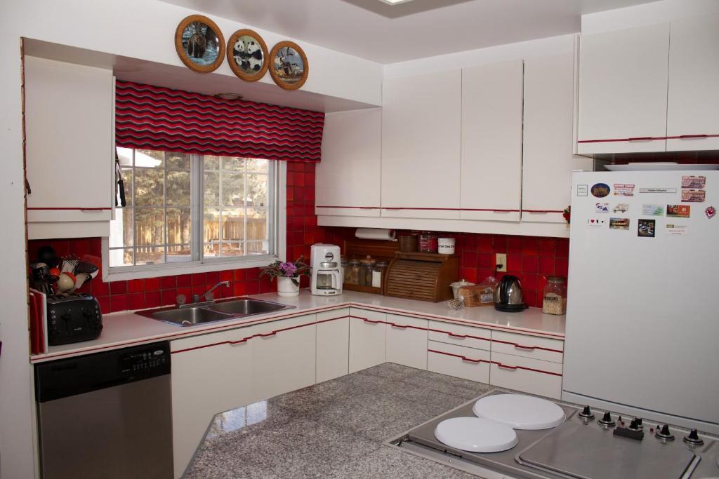 Cozy Nest Bed & Breakfast YYC Exteriör bild